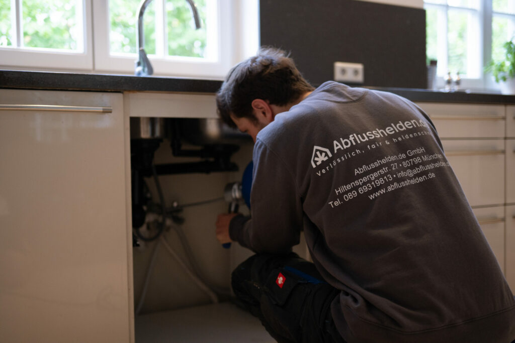 Rohrreinigung in der Küche bei verstopfter Spüle