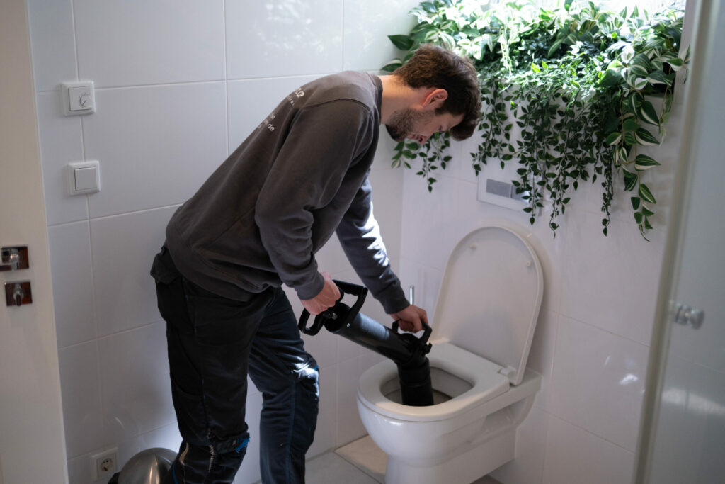 Rohr und Kanalwartung bei verstopftem WC / Toilette